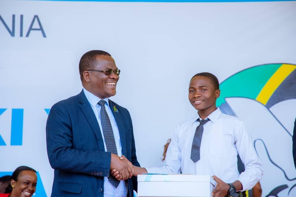 Dr. Charles Mwamwaja Ashiriki Utoaji wa Tuzo za Uandishi wa Insha Kuhusu Usimamizi wa Fedha Binafsi Arusha